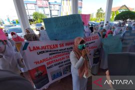 Puluhan tenaga kesehatan kembali berunjuk rasa di Lhokseumawe tolak dirumahkan