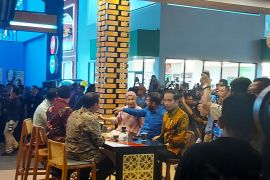 Jokowi minum kopi tubruk di gerai Jakarta Fair bersama Ketua MK, Panglima TNI dan menteri
