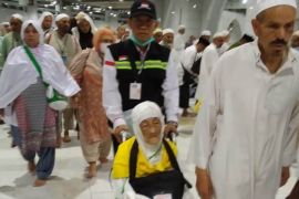 Petugas kloter bantu dampingi jemaah haji lansia tertua asal HSS