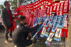 Pedagang jual aksesoris Argentina di laga Timnas vs Palestina
