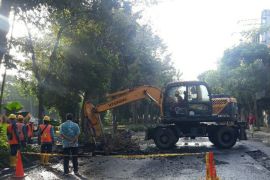 Distribusi air PDAM terganggu akibat pipa bocor di Jalan Kertajaya