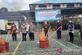 BPOM Jambi musnahkan makanan dan obat-obatan ilegal senilai Rp1,6 miliar