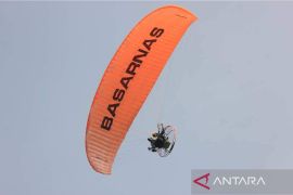 Basarnas Lampung terjunkan paramotor untuk pantau peserta WSL Krui Pro 2023