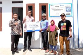 Peruri renovasi rumah dan sekolah