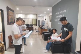 Kantor Imigrasi Denpasar deportasi WNA AS kendarai mobil angkutan kota