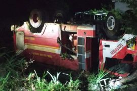 Mobil Damkar terguling depan PTC Pancor Lombok Timur