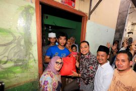 Cak Eri beri motivasi empat anak agar sekolah lagi