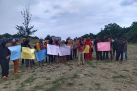 Warga Pasar Seluma unjuk rasa tolak pertambangan Pasir Besi