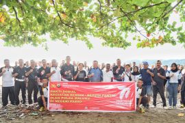 Kapolda Maluku bersama jajaran bersih-bersih pantai di Ambon