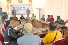 Dansat Brimob Polda Jambi dengar curhatan warga Lopak Alai Muaro Jambi