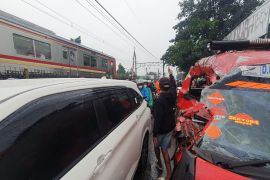 Angkot tertabrak KRL di Depok