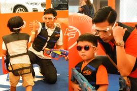 Ditto Percussion dan Rizky Kinos selalu sempatkan bermain dengan anak