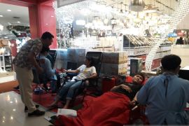 Puluhan pengunjung donor darah di mal Kediri