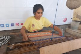 UMKM wanita di NTB binaan Pertamina produksi tenun dari sampah plastik kresek