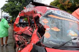 Angkot tertabrak KRL di Depok