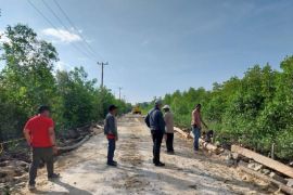 Dinas PUPR PKPP Riau perbaiki ruas jalan menuju Selat Panjang