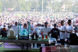 Kue berbobot 270 kilogram dibagikan pada masyarakat Kota Tangerang