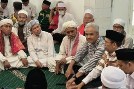 Ganjar dan TGB berziarah ke makam Pahlawan Zainuddin Abdul Majid