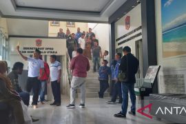 Sejumlah warga sampaikan protes di gedung DPRD Gorontalo Utara