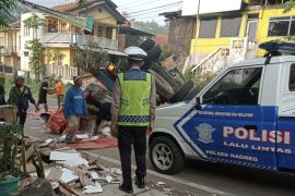 Truk terguling di Nagreg menutup akses jalan nasional diduga akibat rem blong