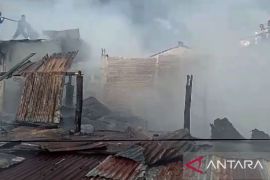Empat rumah semi permanen di Makassar hangus terbakar
