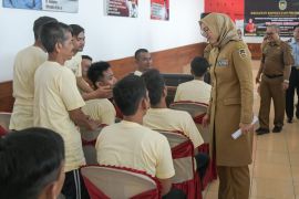 Puluhan warga binaan Lapas Purwakarta ikuti pelatihan keterampilan menjahit