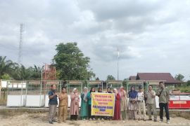 UMKM Usaha Maju Desa Kuala Tolam terima bantuan etalase dan peralatan usaha