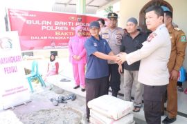 Kapolres Simalungun serahkan bantuan ke masjid tertua di Raya