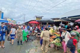 Satpol PP Ambon tertibkan PKL berjualan di badan  jalan