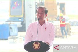 di Gresik, Jokowi sebut pemimpin 2024 tentukan Indonesia melompat jadi negara maju