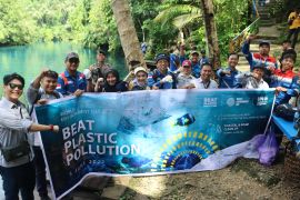 Peringati Hari Lingkungan Hidup Sedunia, DSLNG Bersihkan Sampah Plastik Hingga ke Paisupok