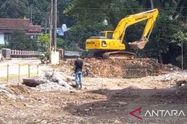 Kementerian PUPR lakukan pelebaran jembatan perbatasan Sukabumi Jabar dan Lebak Banten