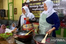 Sasar "emak-emak", relawan Kiai Muda Ganjar gelar pelatihan kelola rendang