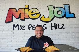 "Brand" mi pedas Surabaya berikan 100 porsi gratis kepada konsumen