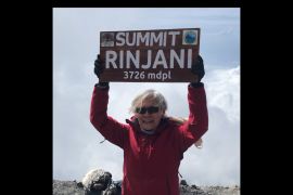 Nenek 71 tahun berhasil mencapai puncak Gunung Rinjani setinggi 3.726 meter