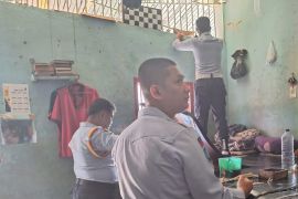 Petugas geledah kamar hunian warga binaan Lapas Kelas III Talu
