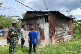 Polisi di Kolaka bedah rumah bagi warga kurang mampu