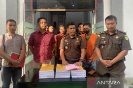 Satreskrim Polres Samosir serahkan tahap II kasus korupsi dana APBDes Salaon Dolok ke Kejari