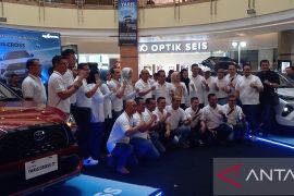 Agung Toyota kenalkan hybrid EV pertama di Pekanbaru