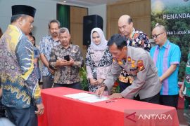 Pemkab Kampar dan PT RAPP teken MoU program Desa Bebas Api