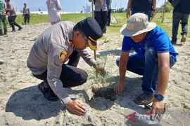 Polisi tanam seribuan pohon di Mukomuko