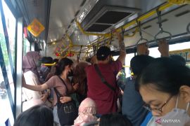 Warga antusias manfaatkan TransJakarta menuju JIExpo Kemayoran