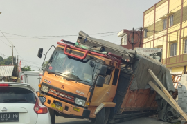 Truk ODOL terperosok, lalu lintas di Jalinsum jadi macet parah Page 3 Small