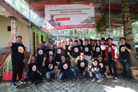 Ganjar Milenial gandeng Karang Taruna Kalidengen kerja bakti bersih desa