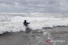 Gelombang tinggi capai 5 meter, Nelayan di Pantai Selatan Cianjur diimbau berhenti melaut