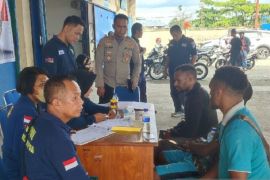 Polda Papua turunkan 10 petugas untuk mendata korban kecelakaan pesawat SAM Air