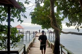 Menjelajah wisata murah di Pantai Moki Maluku  Tengah