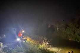 Relawan BPK Banjarbaru menyelam ke sungai isi air padamkan karhutla