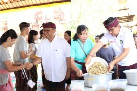 Calon pengantin Hindu di Denpasar dilatih "ngayah" banjar