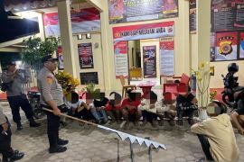 Polisi ciduk 10 remaja Lhokseumawe untuk cegah tawuran, sita senjata tajam rakitan